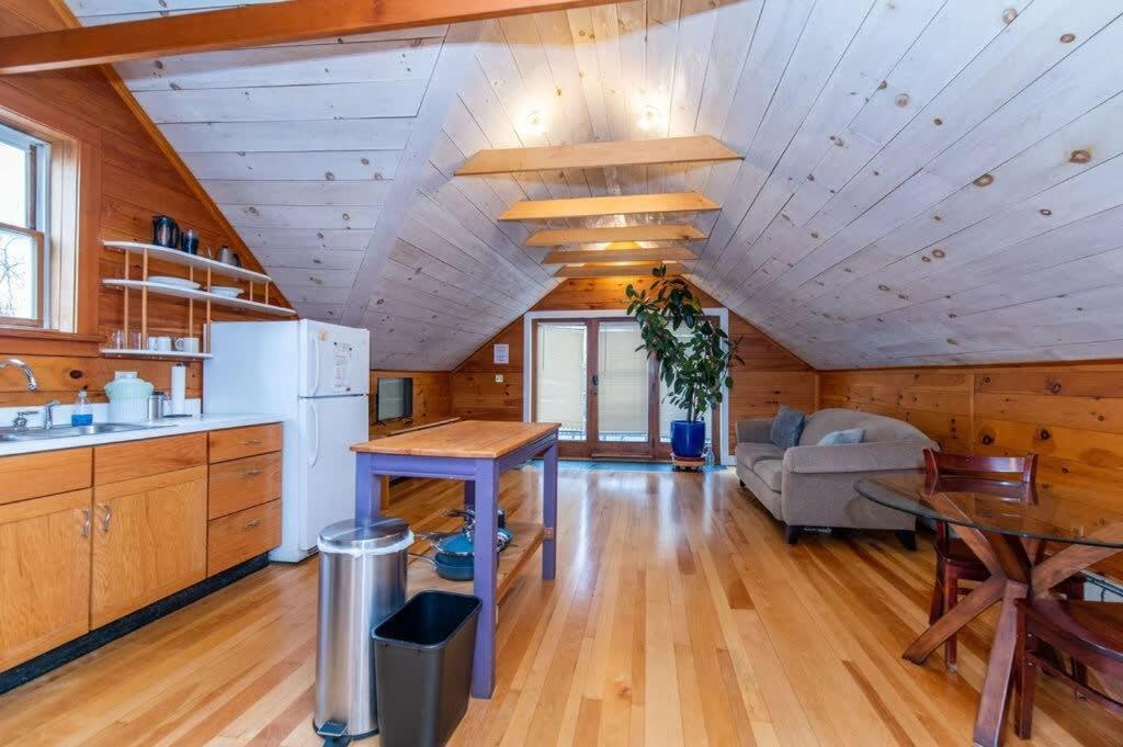 Bright And Cozy Treehouse Apartment Burlington Exterior photo